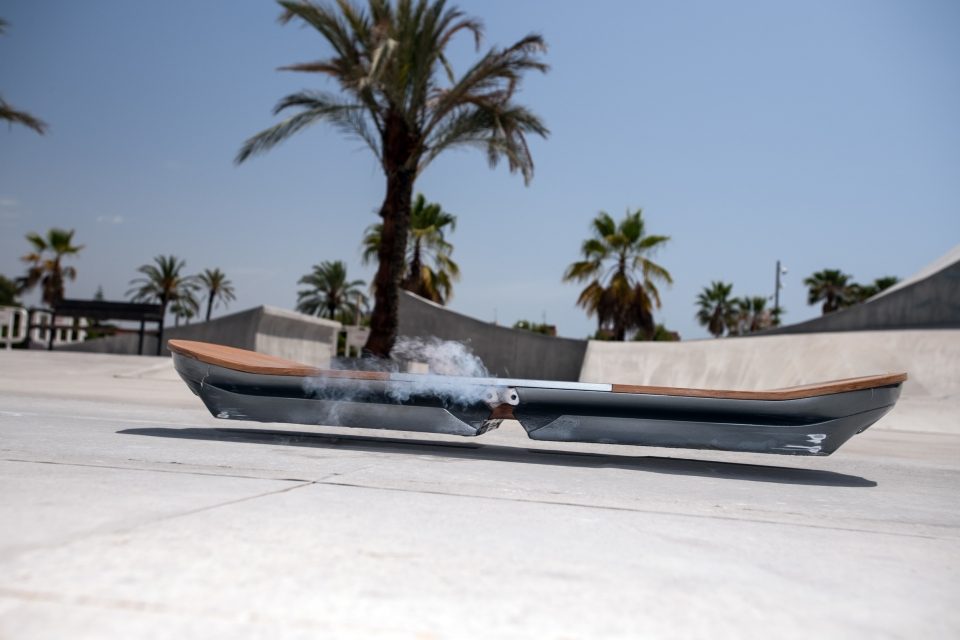 Lexus hoverboard - летающий скейт