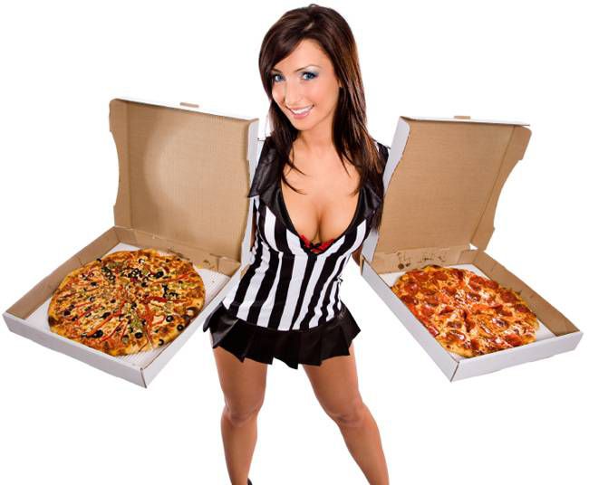 Супер быстрая и ловкая работница по сборке коробок для пиццы