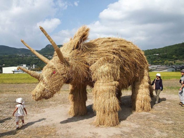 Фестиваль скульптур из рисовой соломы