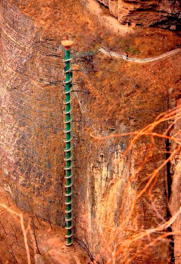  Спиралевидная лестница в горах Тайханшань