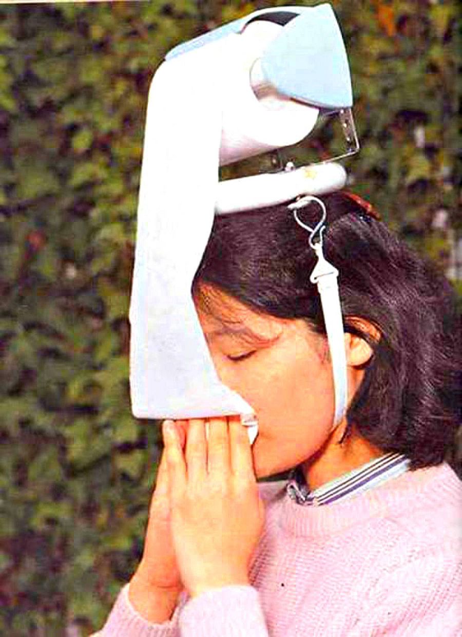 Дозатор туалетной бумаги на голове