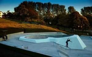Новый светящийся парк для скейтбордистов
