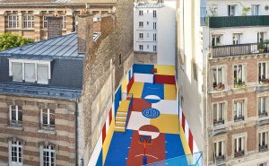 Парижская улица ожила цветной баскетбольной площадкой