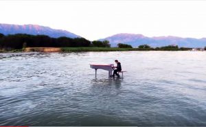 Дабстеп на фортепиано посреди озера