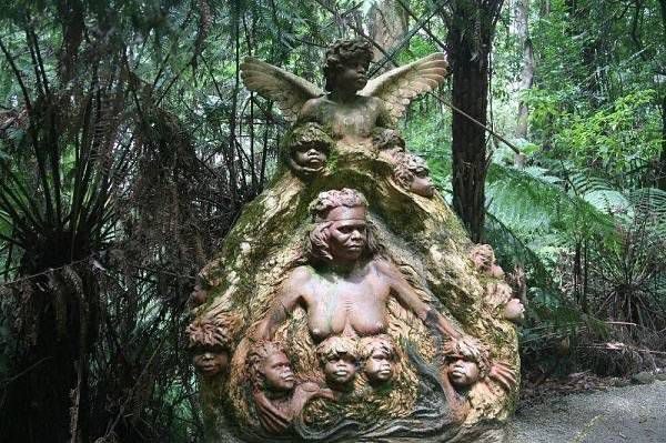 Мистические скульптуры в лесах Австралии