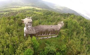 Заброшенный «Храм-цыпленок» в Индонезии