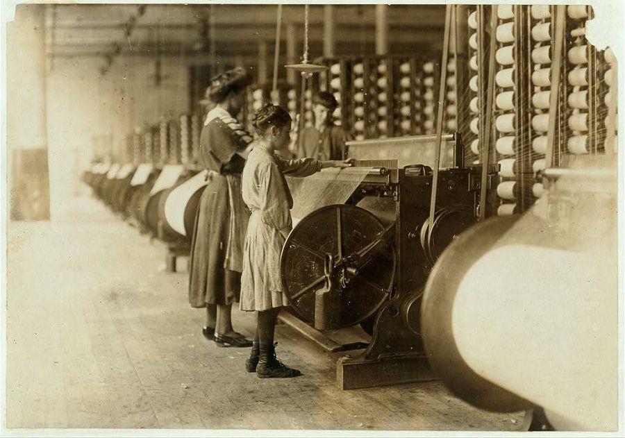 Девочка на ткацкой фабрике, Северная Каролина. 1908 год