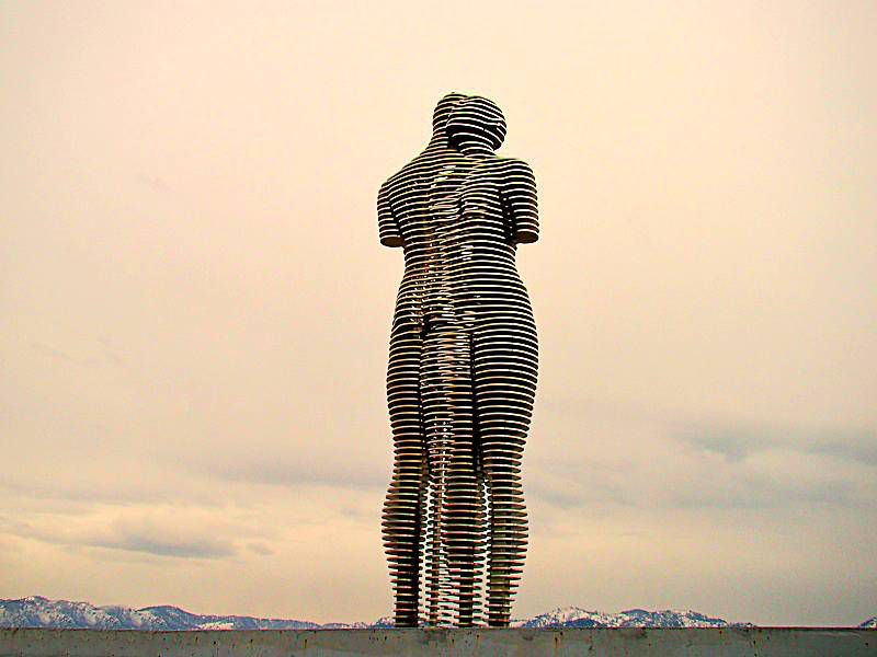 Статуи «Мужчина и женщина»