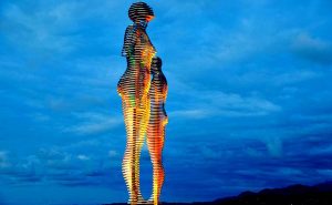 Статуи «Мужчина и женщина» каждый день проходят друг через друга