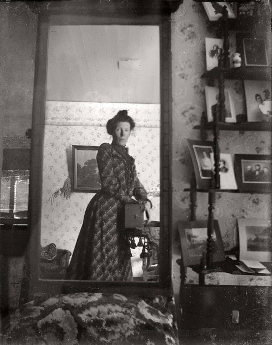 Женщина с камерой Kodak Brownie, 1900 г.