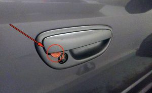 Если вы увидели монету на двери авто — действуйте немедленно!