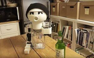 Робот Drinky выпьет с вами за компанию
