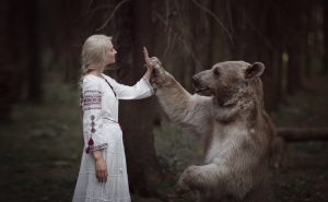 девушка с медведем