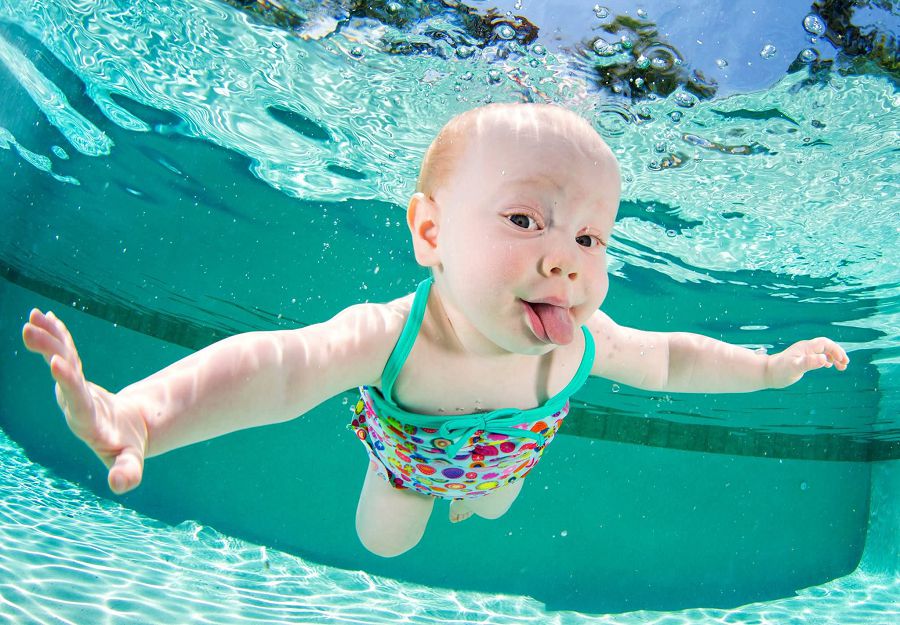 младенец под водой