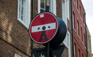 Искусство на дорожных знаках