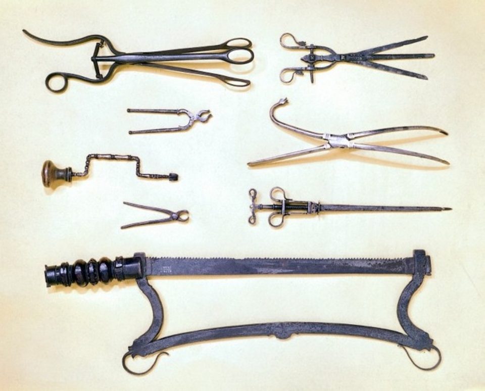 изобретения арабов. Хирургические инструменты