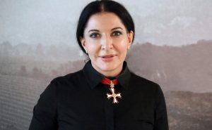 Марина Абрамович и ее неординарные перфомансы