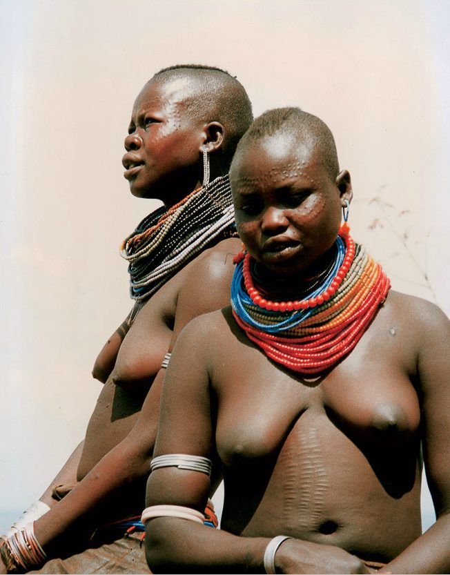 красота. Африка. Женщины племени карамаджонгов