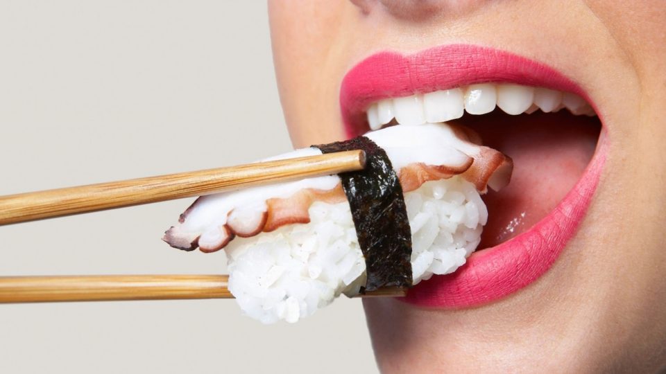 девушка ест суши