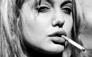 Эксперты определили оптимальное время для отказа от курения у женщин