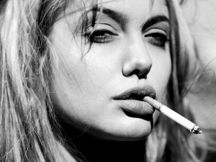Эксперты определили оптимальное время для отказа от курения у женщин