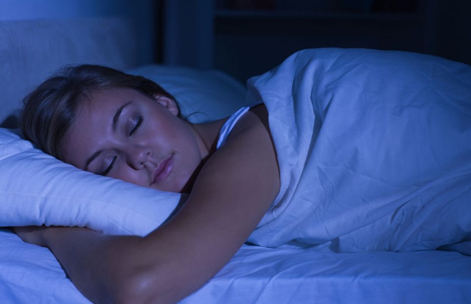 Как положение на животе во время сна влияет на ваши сны