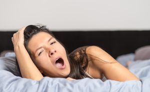 Как положение на животе во время сна влияет на ваши сны?