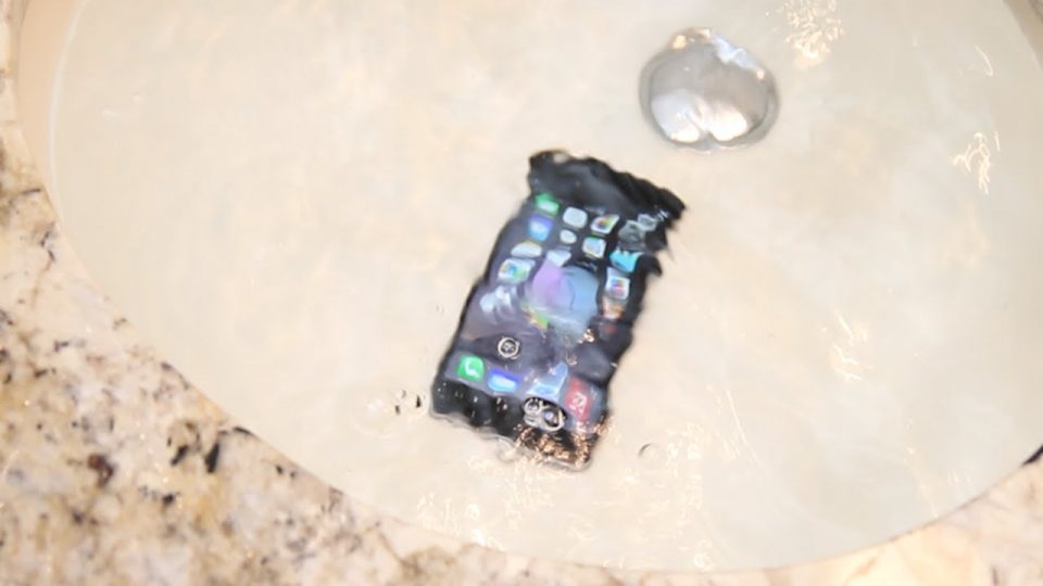Что делать если телефон упал в воду