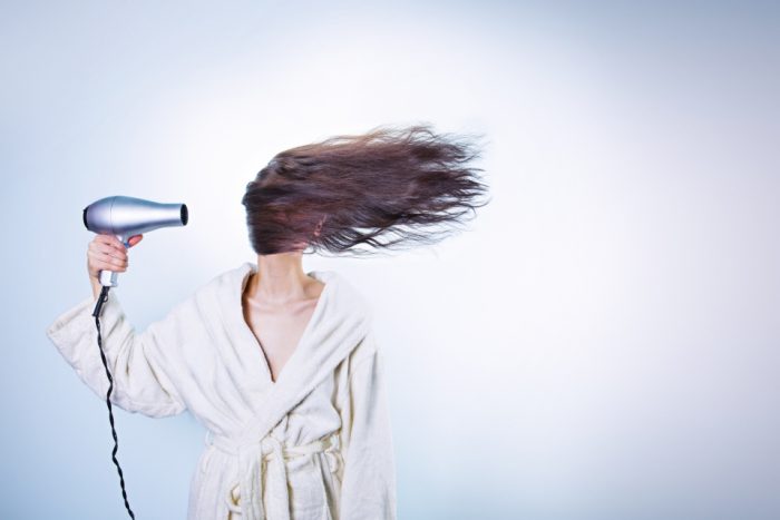 Как высушить волосы феном правильно?