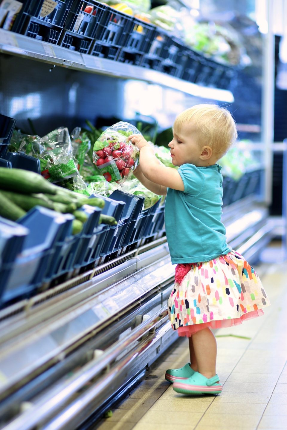 ребенок в супермаркете