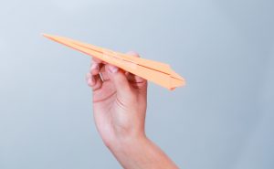 Как сделать самолет из бумаги быстро своими руками дома