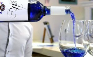 Невероятно, но факт: появилось первое в мире синее вино
