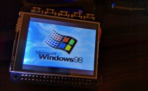 Парень внедрил Windows 98 в часы, а почему бы и нет?