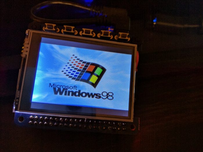 Парень внедрил Windows 98 в часы, а почему бы и нет?